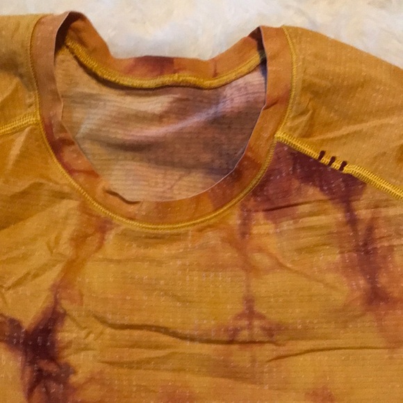 lululemon athletica Men's Short Sleeve Shirt - Brown and Gold Tie-Dye - Picture 4 of 4